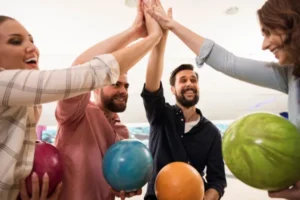 Empreendedores sociais comemorando suas conquistas em um evento de impacto social.
