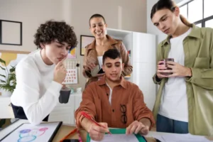 Grupo de alunos colaborando para resolver um problema, representando empreendedorismo na escola.